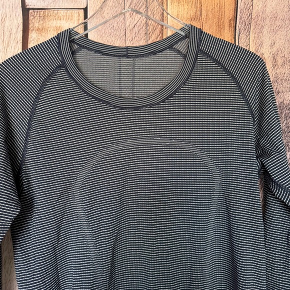 Lululemon Run Stripe Long Sleeve Performance Athletic Top Performance Size 10 - Picture 3 of 7